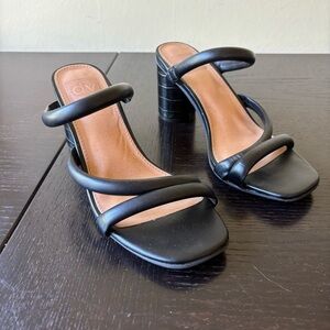 Dolce Vita 5.5 black strappy, heeled, sandals